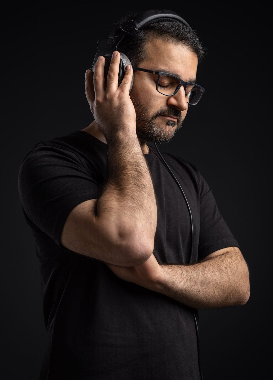 Saeid Jahromi listening on headphones